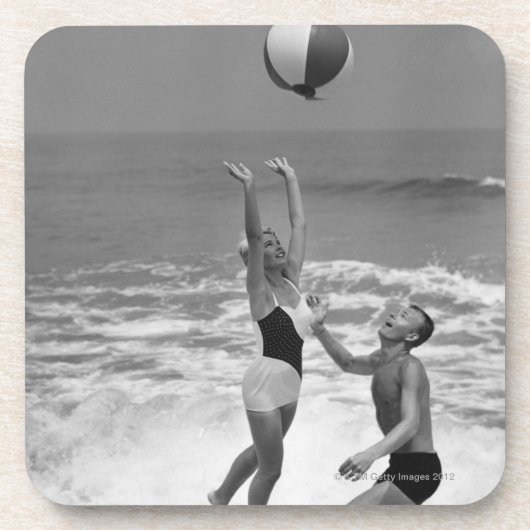Dessous-de-verre Couples jouant avec un Beachball (Devant)