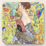 Dessous-de-verre Dame avec ventilateur par Gustav Klimt, Japonisme<br><div class="desc">Lady with Fan (1918) de Gustav Klimt est une peinture vintage de l'époque victorienne Symbolisme portrait d'art. Une belle brune tenant un fan oriental. L'arrière - plan à thème japonais à fleurs dorées est rempli de fleurs exotiques florissantes, de paons et d'autres oiseaux aux ailes étirées. À propos de l'artiste...</div>