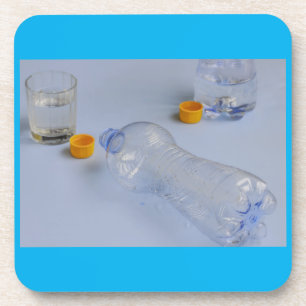 Dessous-de-verre deux bouteilles vides sur sous-verre en plastique