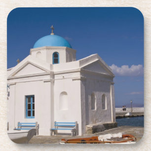 Dessous-de-verre Église blanche sur la plage près de la mer Égée su