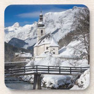 Dessous-de-verre Église dans la neige avec les Alpes