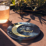 Dessous De Verre En Grès Au-dessus de la lune Baby shower céleste étoiles e<br><div class="desc">Fêtez l'arrivée d'une nouvelle petite étoile avec ces dessous de verre en pierre de baby shower enchanteurs, avec une lune dorée radieuse et des étoiles chatoyantes sur un arrière - plan d'espace bleu profond, le tout magnifiquement rendu en aquarelles. L'en-tête, "Nous sommes sur la Lune !", ajoute une touche de...</div>