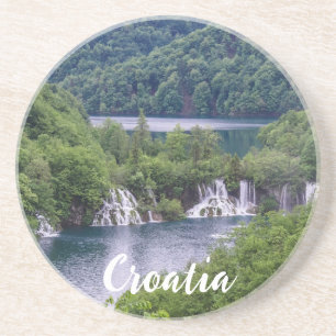 Dessous De Verre En Grès Cascade cascade avec forêt verte en Croatie