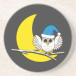 Dessous De Verre En Grès Chouette neigeuse dans une nouvelle nuit d'hiver s<br><div class="desc">Illustration d'une chouette enneigée sur une branche nue avec un capot bleu dans une nouvelle nuit d'hiver de lune. Dans les films, les chouettes sont généralement l'ami du sorcier et présents sur n'importe quel film magique. Cette chouette chouette caricature arctique se repose et prête à dormir sur sa branche préférée....</div>