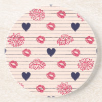Cœurs rouges, lèvres, motif de pâquerettes.