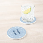 Dessous De Verre En Grès Élégant bleu rond personnalisé Monogramme initial<br><div class="desc">Elégant design de dessous de verre de boisson personnalisée ronde avec un classique monogramme de serif personnalisé dans une couleur bleu cobalt avec votre nom dans un script de calligraphie blanc moderne contre un arrière - plan poussiéreux bleu poudreuse. Un simple cercle blanc encadre le design. Le jeu de couleurs...</div>