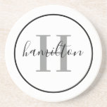 Dessous De Verre En Grès Élégant gris noir rond Monogramme personnalisé ini<br><div class="desc">Elégante ronde personnalisée boisson design dessous de verre dispose d'un classique serif monogramme personnalisé initial en gris étain avec votre nom de famille / nom de famille dans le script moderne de calligraphie noire contre un arrière - plan blanc propre. Un simple cercle noir encadre le design. Le jeu de...</div>