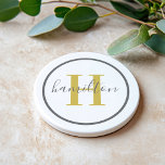 Dessous De Verre En Grès Élégant gris or rond Monogramme personnalisé initi<br><div class="desc">Elégant design de dessous de verre de boisson personnalisée ronde avec un monogramme de serif personnalisé classique initial dans une couleur or avec votre nom de famille dans script de calligraphie gris moderne contre un arrière - plan blanc propre. Un simple cercle gris encadre le design. Le jeu de couleurs...</div>