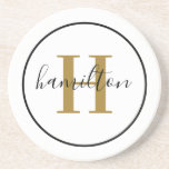 Dessous De Verre En Grès Élégant laiton noir rond Monogramme personnalisé i<br><div class="desc">Elégante ronde personnalisée boisson design dessous de verre dispose d'un classique monogramme serif personnalisé initial en or antique / laiton avec votre nom de famille dans script de calligraphie noir moderne contre un arrière - plan blanc propre. Un simple cercle noir encadre le design. Le jeu de couleurs peut être...</div>