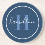 Dessous De Verre En Grès Élégant Marine Bleu Tour Personnalisé Monogramme I<br><div class="desc">Elégante ronde personnalisée boisson design dessous de verre dispose d'un classique monogramme serif personnalisé initial en bleu poussiéreux avec votre nom de famille / nom de famille dans script de calligraphie blanc moderne contre un arrière - plan bleu marine. Un simple cercle blanc encadre le design. Le jeu de couleurs...</div>