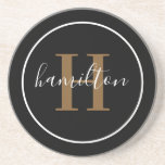 Dessous De Verre En Grès Élégant noir Brown rond personnalisé Monogramme in<br><div class="desc">Élégant modèle de dessous de verre de boisson personnalisée ronde avec un monogramme de serif personnalisé classique initial en cognac riche brun tan avec votre nom de famille dans le script de calligraphie blanc moderne contre un arrière - plan blanc propre. Un simple cercle blanc encadre le design. Le jeu...</div>