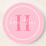 Dessous De Verre En Grès Élégant rose clair rond Monogramme personnalisé in<br><div class="desc">Élégant design de dessous de verre de boisson personnalisée ronde avec un classique monogramme serif personnalisé dans une couleur rose magenta chaud avec votre nom de famille dans script de calligraphie blanche moderne contre un arrière - plan rose clair. Un simple cercle blanc encadre le design. Le jeu de couleurs...</div>