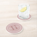 Dessous De Verre En Grès Élégant Rose Dusty personnalisé Monogramme initial<br><div class="desc">Elégante ronde personnalisée boisson design dessous de verre dispose d'un classique monogramme de serif personnalisé initial en rose poussiéreux avec votre nom de famille dans script de calligraphie blanche moderne contre un arrière - plan rose rose clair mauve / poussiéreux. Un simple cercle blanc encadre le design. Le jeu de...</div>