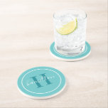Dessous De Verre En Grès Élégant Turquoise bleu rond personnalisé Monogramm<br><div class="desc">Élégant design de dessous de verre de boisson personnalisée ronde avec un monogramme de serif personnalisé classique dans une couleur verte turquoise bleu avec votre nom dans le script de calligraphie blanc moderne contre un arrière - plan de couleur bleu aqua. Un simple cercle blanc encadre le design. Le jeu...</div>