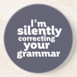 Dessous De Verre En Grès Enseignant anglais drôle corrigeant silencieusemen<br><div class="desc">Je corrige silencieusement votre grammaire. Design drôle et humoristique pour professeur d'anglais, professeur de collège. Ce produit cool et amusant est idéal pour les étudiants, les rédacteurs, les auteurs ou les rédacteurs qui ne peuvent pas se permettre de faire des fautes de grammaire. Parfait pour la Journée de l'Enseignant. Grand...</div>