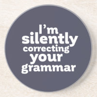 Enseignant anglais drôle corrigeant silencieusemen