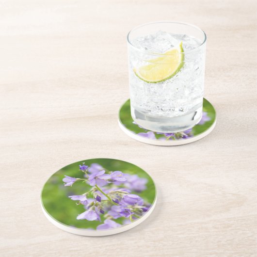 Dessous De Verre En Grès Fleurs bleues délicates sur un champ vert dans un (Côté)