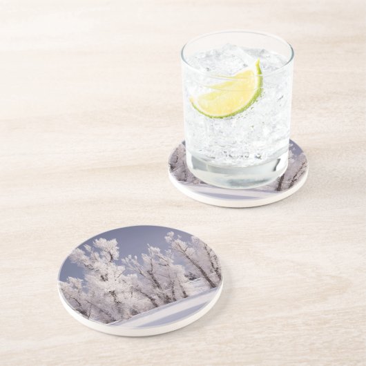 Dessous De Verre En Grès Frost a couvert les arbres et la barrière, le (Côté)