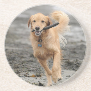 Dessous De Verre En Grès Golden Retriever courant avec un bâton dans la bou