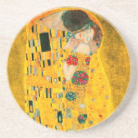 Dessous De Verre En Grès Gustav Klimt Le Baiser<br><div class="desc">Dessous de verre de grès avec peinture à l’huile de Gustav Klimt à la feuille d’or The Kiss (1908). Un homme et une femme, aux couleurs dorées brillantes, embrassent et embrassent avec amour dans un champ de fleurs. Un grand cadeau pour les amateurs d'art Art Nouveau et autrichien.</div>