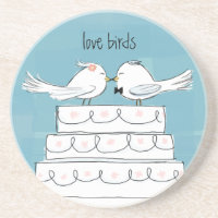 Inséparables jeune mariée et baiser de gâteau de