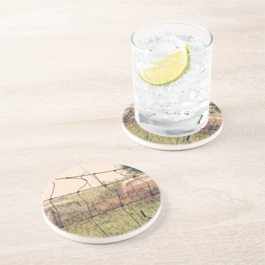 Dessous De Verre En Grès Junkyard rural, Vechicles s'écartant dans un champ (Côté)