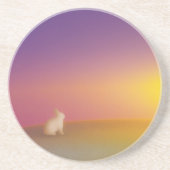 Dessous De Verre En Grès Lapin blanc mignon sur une colline herbeuse au lev (Devant)