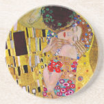 Dessous De Verre En Grès Le baiser de Gustav Klimt, Art Nouveau Vintage<br><div class="desc">Le tableau ultime de l'amour, un beau design pour célébrer la Saint Valentin avec! The Kiss (détail) (1907-1908) de Gustav Klimt est un symbole de l'époque victorienne vintage de l'amour d'art et de la peinture romantique mettant en scène un couple romantique dans différentes nuances d'or, motifs et symboles, partageant un...</div>