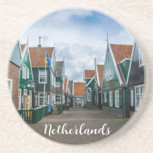 Dessous De Verre En Grès Maisons traditionnelles en bois dans le village de