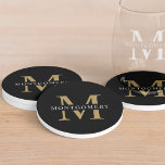 Dessous De Verre En Grès Monogramme Noir Or Moderne Minimal<br><div class="desc">Ce dessous de verre de grès moderne minimaliste personnalisé a un monogramme or scindé initial avec nom à l'intérieur sur un arrière - plan noir.</div>