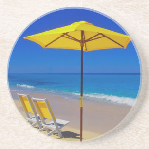 Dessous De Verre En Grès Parapluie de plage jaune et chaises sur plage imma