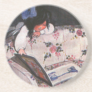 Dessous De Verre En Grès Petite fille lisant sur le canapé