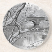 Dessous De Verre En Grès Pont de voûte au-dessus de rivière congelée en (Devant)