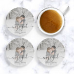 Dessous De Verre En Grès Premier Noël Engagé Photo personnalisée Gris Scrip<br><div class="desc">Commémorez votre fiançailles avec ce beau dessous de verre de gardien moderne. Le texte en gris fusain dit "Notre premier Noël engagé", avec le mot "engagé" dans un élégant script d'écriture manuscrite avec des fioritures avant et après. Remplacez l'exemple d'image par votre photo préférée, et ajoutez vos noms et l'année....</div>