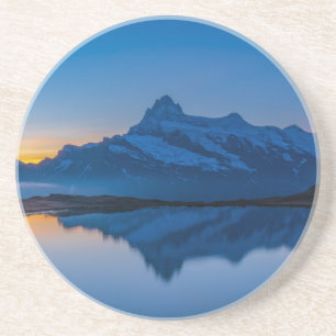 Dessous De Verre En Grès Reflet d'eau au coucher du soleil sur la montagne