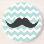 Dessous De Verre En Grès Rocher bleu motif moustache soif grès<br><div class="desc">Étonné pour un cadeau amusant mais pratique pour le ménage? Essayez ces dessous de verre amusants de moustache. Le design comporte une mignonne moustache avec un arrière - plan en zigzag chevron. Ajoutez des couleurs et du fantaisie à votre table basse,  à votre dîner ou à votre bureau.</div>