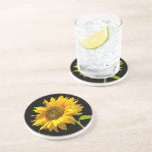 Dessous De Verre En Grès Tournesol lumineux sur l'arrière - plan noir (Côté)