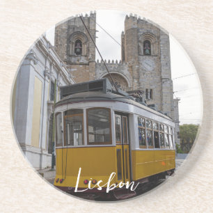 Dessous De Verre En Grès Tramway jaune sur la cathédrale de Lisbonne au Por