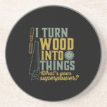 Dessous De Verre En Grès Travailleur de charpentier amusant Je transforme l<br><div class="desc">Je transforme le bois en choses. Marchandises amusantes pour menuisier, menuisier, bûcheron, ouvrier du bois, fabricant de meubles, constructeur de bateaux, les gars travaillant avec des outils de menuiserie, haches, marteau, vu dans le garage, grand-père à la retraite qui est toujours couvert de sciure. Un grand cadeau pour père à...</div>