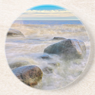 Dessous De Verre En Grès Vagues se brisant sur les rochers du rivage