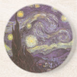 Dessous De Verre En Grès Vincent van Gogh - Nuit étoilée<br><div class="desc">Starry Night (1889) de Vincent van Gogh est un post impressionnisme vintage de peinture de paysage d'art. Vue sur une ville dans une vallée la nuit avec les nuages tourbillonnants, les étoiles brillant et une belle lune jaune dorée croissant. Il a été peint pendant la journée de mémoire et est...</div>