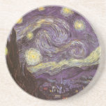 Dessous De Verre En Grès Vincent van Gogh - Nuit étoilée<br><div class="desc">Starry Night (1889) de Vincent van Gogh est un post impressionnisme vintage de peinture de paysage d'art. Vue sur une ville dans une vallée la nuit avec les nuages tourbillonnants, les étoiles brillant et une belle lune jaune dorée croissant. Il a été peint pendant la journée de mémoire et est...</div>