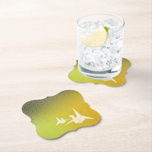 DESSOUS-DE-VERRE EN PAPIER 折鶴と紗綾形紋様（金地に紺青色）のペーパーコースター (En situation)