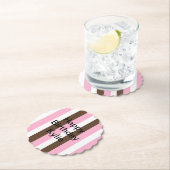 Dessous-de-verre En Papier Anniversaire des rayures rose, chocolat et blanche (En situation)
