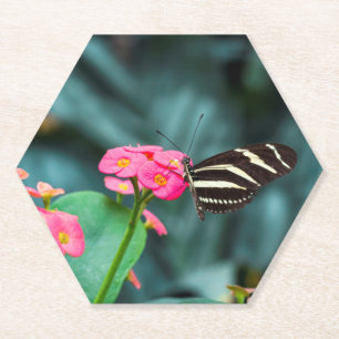 Dessous-de-verre En Papier Beau papillon sur une fleur rose