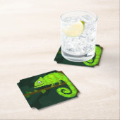 Dessous-de-verre En Papier Caméléon vert mignon (En situation)