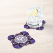 Dessous-de-verre En Papier Champignons violets Mandala Fractals Monogramme (En situation)