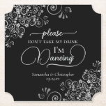 Dessous-de-verre En Papier Elégant argent et noir ne prenez pas mon Mariage d<br><div class="desc">Ce dessous de verre mariage est élégant, élégant et amusant ! Il présente un beau design gris argenté et noir avec des lettres de script modernes et des boucles et tourbillons délicats en faux feuille dans les coins. Le texte dit "S'il vous plaît ne prenez pas mon verre, je danse"...</div>