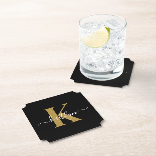 Dessous-de-verre En Papier Élégant Monogramme Black Gold Script (En situation)