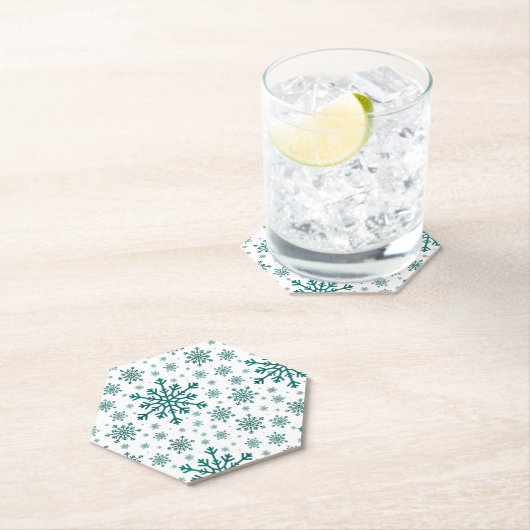 Dessous-de-verre En Papier Émeraude Vert Noël Snowflakes sur Blanc d'hiver (En situation)